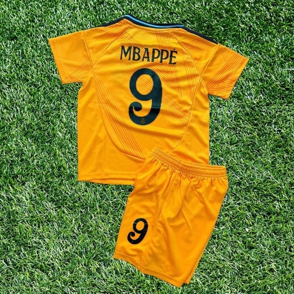 Soccer jersey Kylian Mbappe Real Madrid orange away kid size 24 fit 7-8 year old - Picture 1 of 3